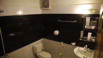 Kahden hengen standard-huone (kaksi sänkyä), 2 yhden hengen sänkyä, esteetön, kaupunkinäköala | Kylpyhuone | Suihku, ilmaiset hygieniatuotteet, kylpytakit, tohvelit