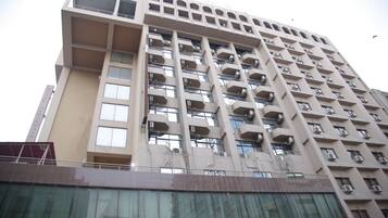 Vista frontal de la propiedad