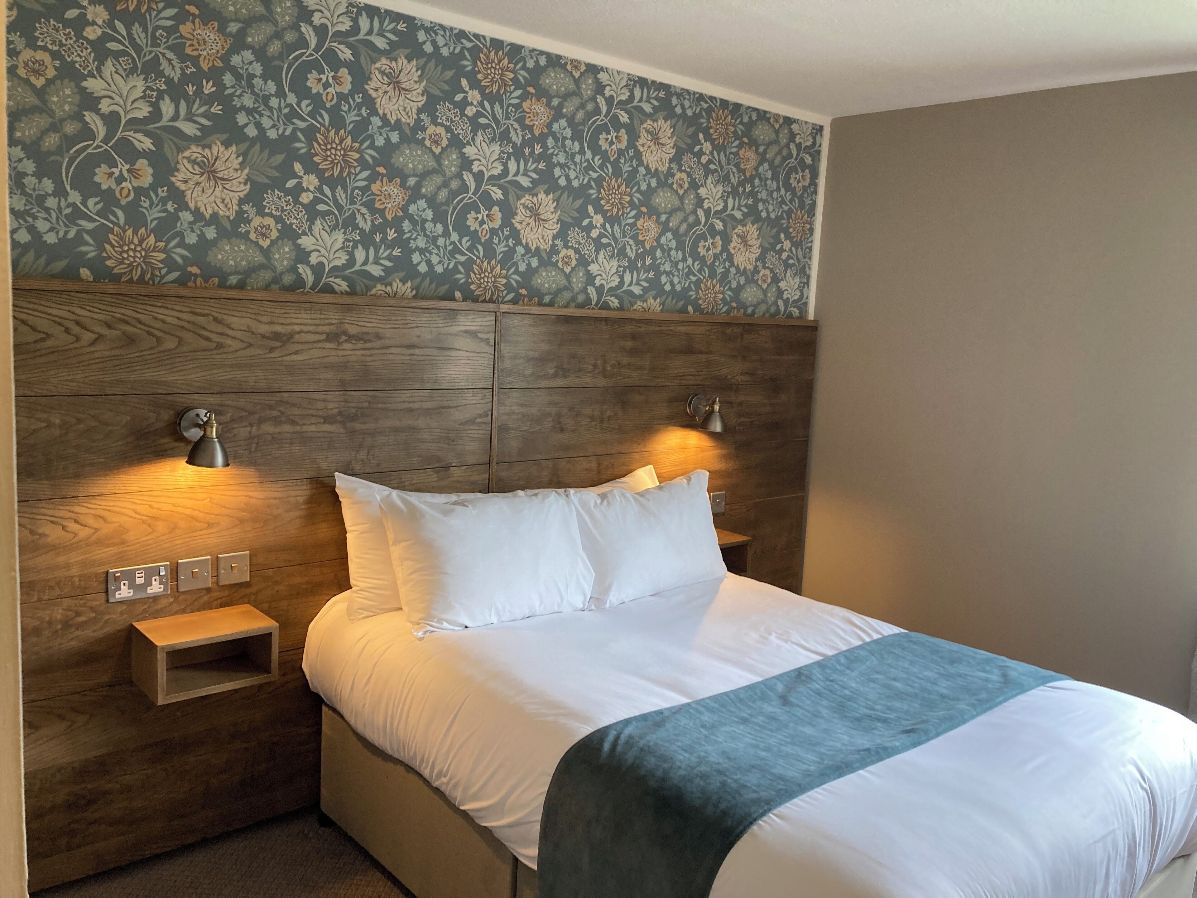 superior double room | desk, wifi, bed sheets