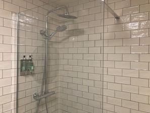 Superior Double Room | Bathroom | Free toiletries, hair dryer, towels, soap - The Blue Bell Hotel (Middlesbrough)
