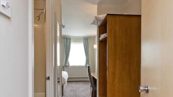 Habitación doble, baño privado | 1 dormitorio, escritorio, wifi y ropa de cama
