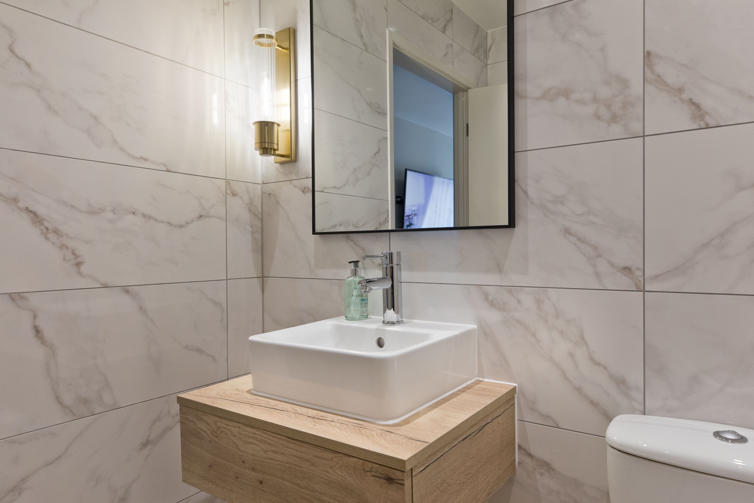 executive double room | bathroom | free toiletries, hair dryer, towels, soap