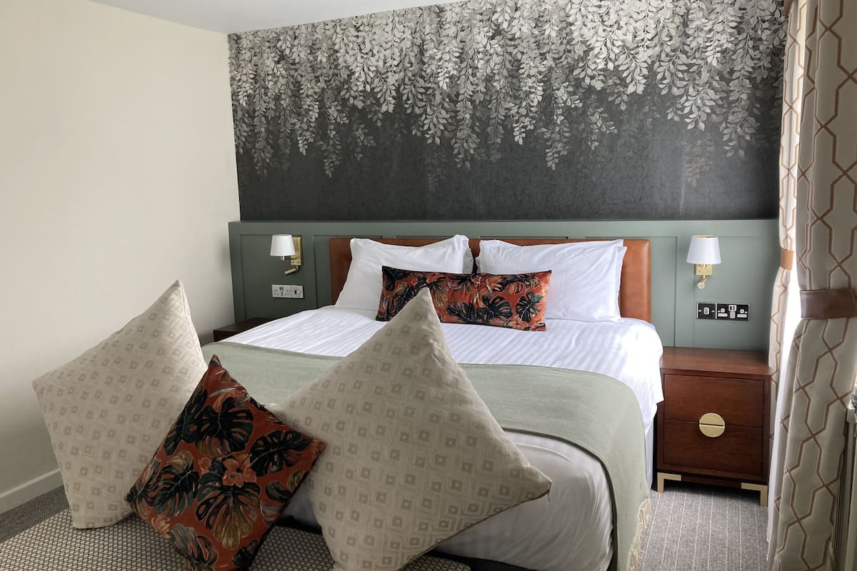 executive double room | desk, wifi, bed sheets