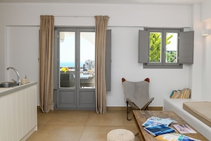Appartement, 2 chambres, piscine privée, vue mer | Salle de séjour | Télévision à écran plat de 50 pouces avec chaînes numériques