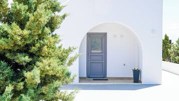 Vista frontal de la propiedad