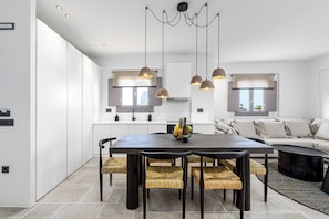 Villa Luxe, 3 chambres, piscine privée, vue mer | Cuisine privée | Grand réfrigérateur, four, plaque de cuisson, bouilloire électrique