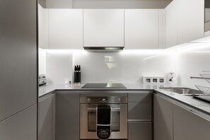 Apartment, 2 Bedrooms, Non Smoking | Private kitchen | Full-sized fridge, microwave, oven, stovetop - Platinum Apartment in Central Camden 9984 (London)