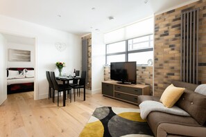 Apartment, 2 Bedrooms, Non Smoking | Individually decorated, individually furnished, desk, laptop workspace - Platinum Apartment in Central Camden 9984 (London)