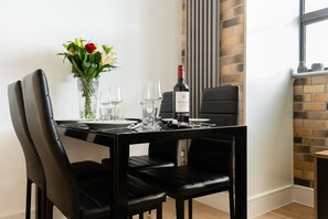 Apartment, 2 Bedrooms, Non Smoking | In-room dining