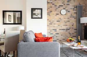 Premier Apartment, 1 Bedroom, Non Smoking | In-room dining - Platinum Apartment in Central Camden 9984 (London)