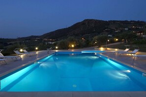 Seasonal outdoor pool, pool umbrellas, pool loungers - La Collina degli Ulivi - Casa Ulivi 2 (Patti)