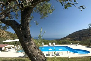 Seasonal outdoor pool, pool umbrellas, pool loungers - La Collina degli Ulivi - Casa Ulivi 2 (Patti)