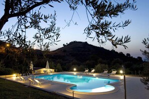 Seasonal outdoor pool, pool umbrellas, pool loungers - La Collina degli Ulivi - Casa Ulivi 2 (Patti)