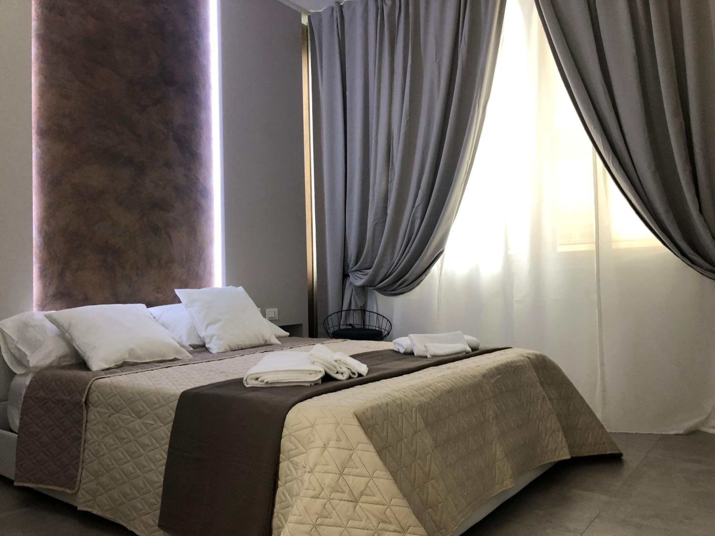 Una cassaforte in camera, una scrivania, tende oscuranti