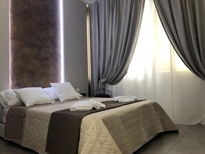 خزنة داخل الغرفة ومكتب وستائر تعتيم وتجهيزات عازلة للصوت