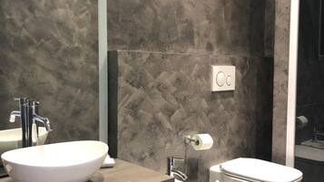 Shower, rainfall showerhead, free toiletries, hair dryer