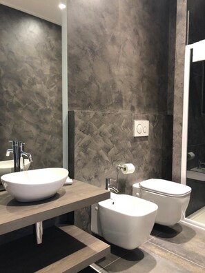 Shower, rainfall showerhead, free toiletries, hair dryer - Turin Central Rooms (Turin)