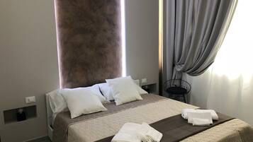 Zimmersafe, Schreibtisch, Verdunkelungsvorhänge, schallisolierte Zimmer