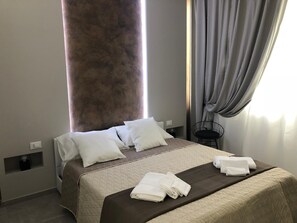 In-room safe, desk, blackout drapes, soundproofing - Turin Central Rooms (Turin)