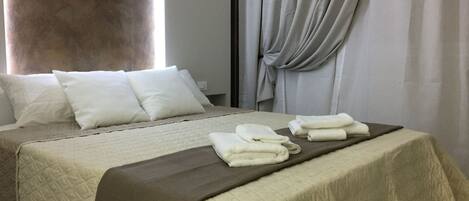 Quarto luxo | Cofres nos quartos, escrivaninha, cortinas blackout