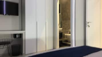 Zimmersafe, Schreibtisch, Verdunkelungsvorhänge, schallisolierte Zimmer