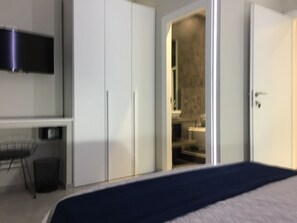 In-room safe, desk, blackout drapes, soundproofing - Turin Central Rooms (Turin)