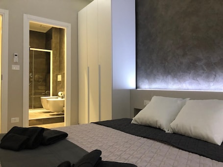 Caja de seguridad en la habitación, escritorio y cortinas blackout