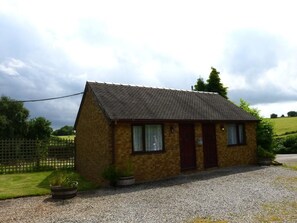 Classic Chalet | In-room safe, iron/ironing board, cots/infant beds, free WiFi - Peakstones Inn (Stoke-on-Trent)