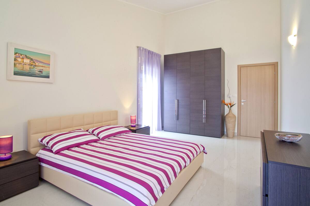 Hypo-allergenic bedding, in-room safe, blackout curtains