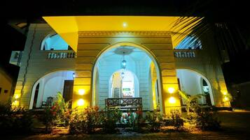 Luxury Bungalow, Garden View | Premium bedding, pillow-top beds, desk, laptop workspace