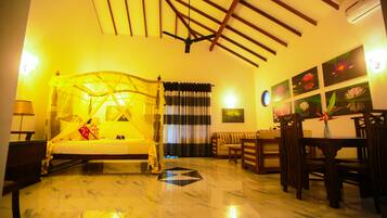 Departamento de lujo, 1 cama King size, cocina, vista al jardín | Área de sala de estar | Televisión de pantalla plana de 49 pulgadas con canales vía satélite