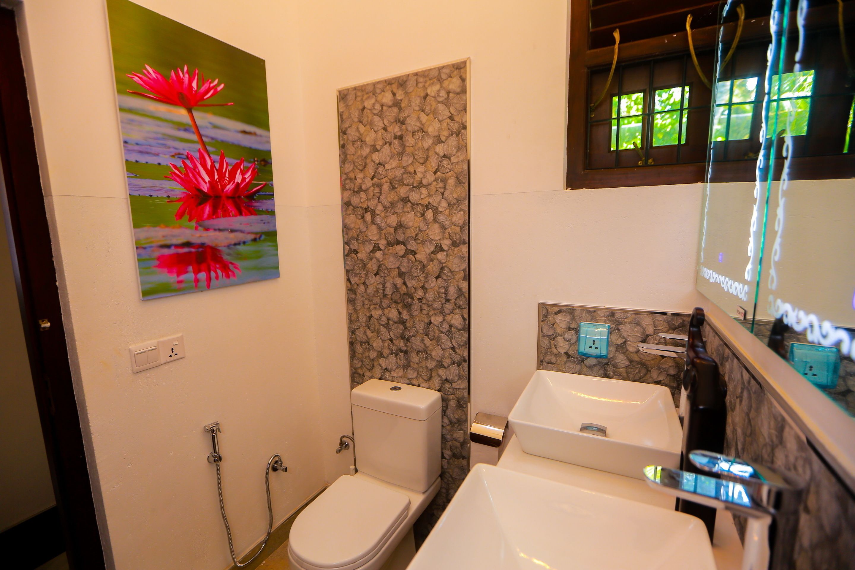 Une salle de bain avec des toilettes, un lavabo et une douche.