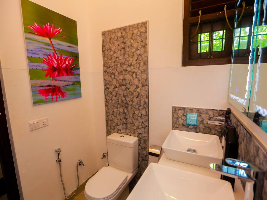 Une salle de bain avec des toilettes, un lavabo et une douche.