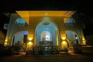 Fassade der Unterkunft – Abend/Nacht