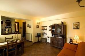 Apartment, 2 Schlafzimmer | Wohnbereich | 18-Zoll-Fernseher mit Digitalempfang