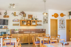 Daily continental breakfast (EUR 8.5 per person)