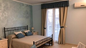 Tremannsrom, flere senger | Sengetøy av topp kvalitet, memory foam-senger og safe på rommet
