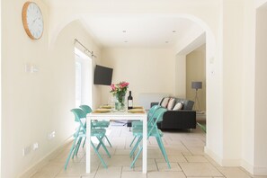 Apartment, Non Smoking | In-room dining