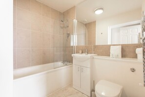 Departamento, para no fumadores | Baño | Tina con regadera, amenidades de baño gratuitas, secadora de cabello 