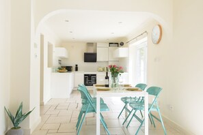 In-room dining - Platinum Apartment Mornington Crescent 9986 (London)