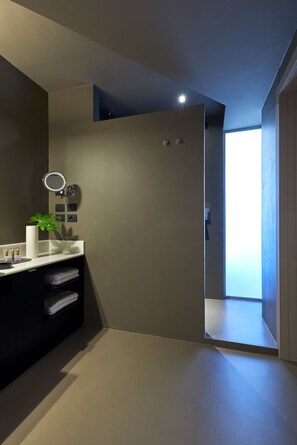 Shower, free toiletries, hair dryer, slippers - Delparco Hotel (Buttrio)