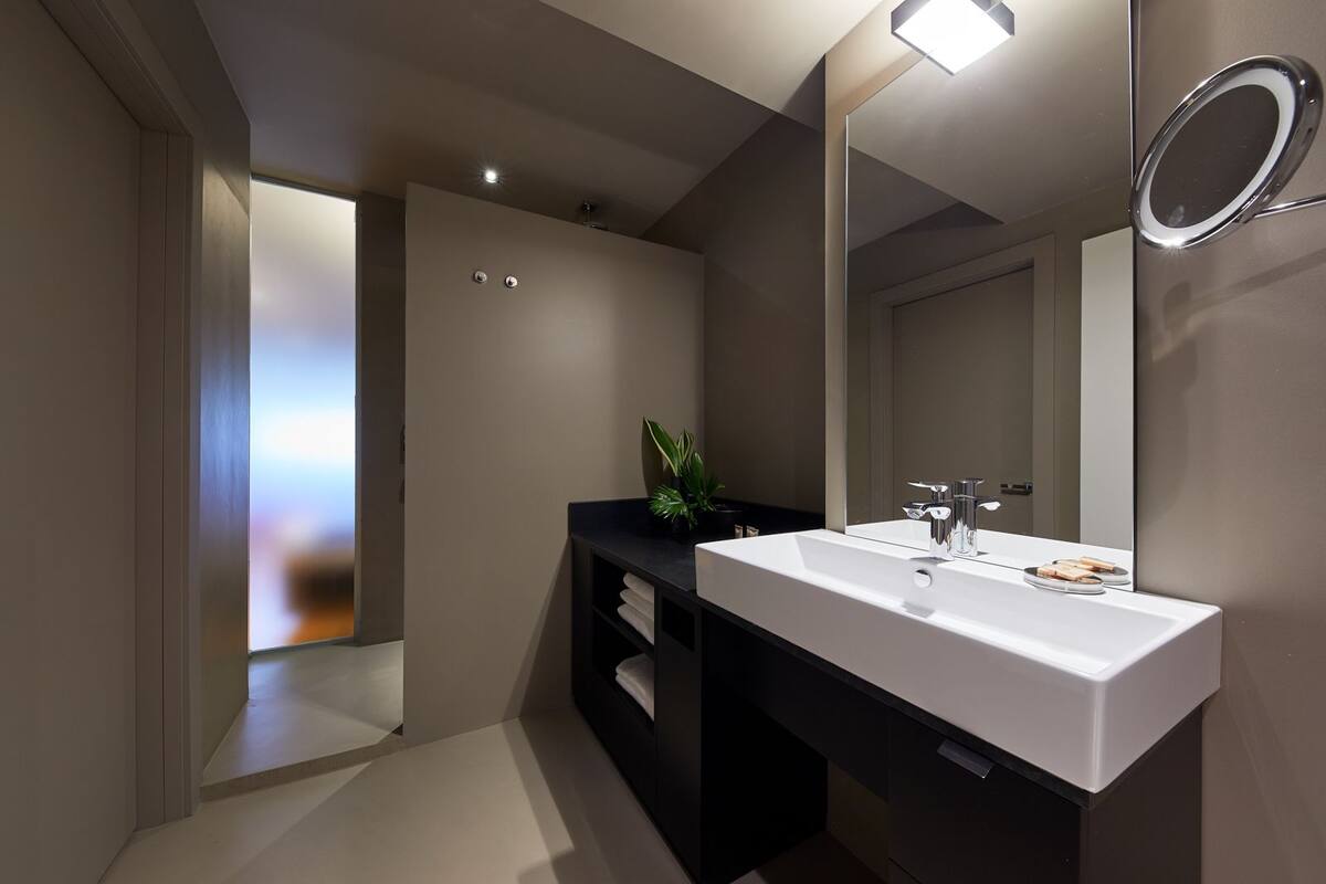 shower, free toiletries, hair dryer, slippers