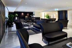 Lobby-lounge