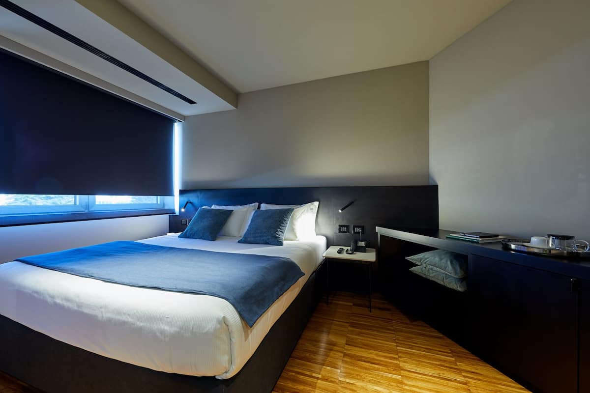 Basic Single Room | Bar mini, peti besi dalam bilik, dihias secara berasingan, meja