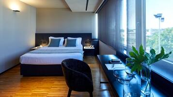 Minibar, Zimmersafe, individuell dekoriert, Schreibtisch