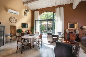 Comfort-Ferienhaus, 2 Schlafzimmer, Gemeinschaftsbad | Wohnzimmer | Flachbildfernseher, DVD-Player