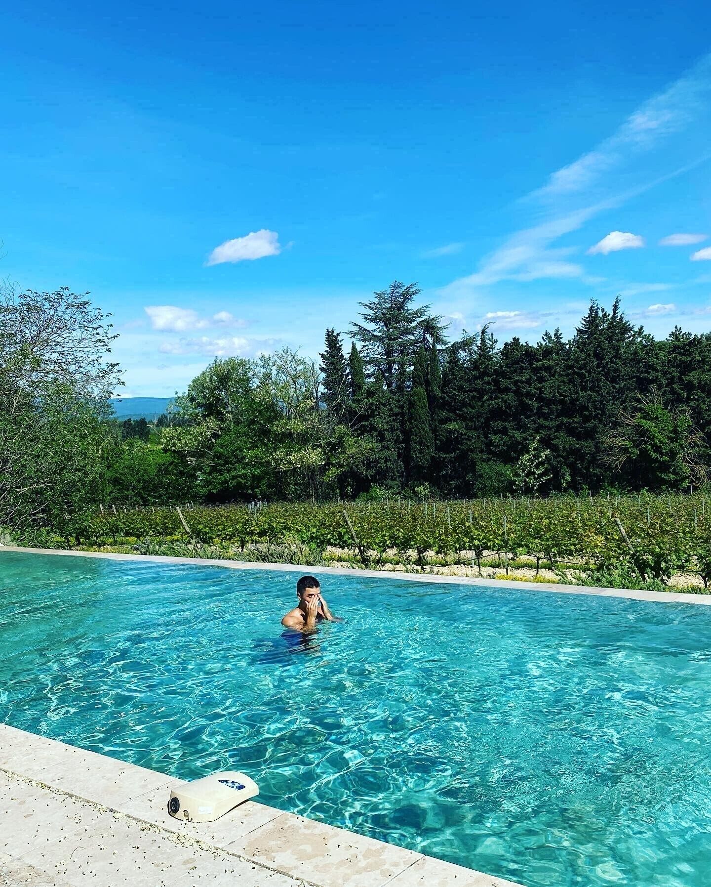 室内游泳池，2 室外游泳池，08:00 至 20:00 开放，日光浴躺椅