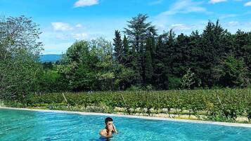 Piscine couverte, 2 piscines extérieures, chaises longues