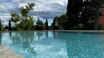 Alberca techada, 2 albercas al aire libre y camastros