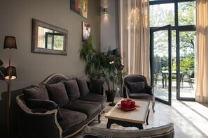 Comfort-Ferienhaus, 2 Schlafzimmer, 2 Bäder, Gartenblick | Wohnbereich | Flachbildfernseher, DVD-Player